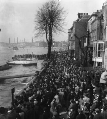 24 de Marzo de 1937, los aficionados abarrotan las zonas cercanas al T¨¢mesis.