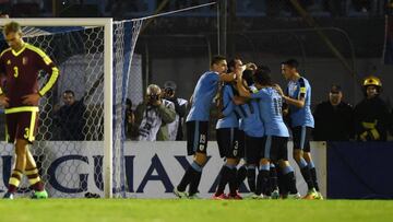 Luis Suárez y Cavani hicieron sufrir a La Vinotinto en Uruguay