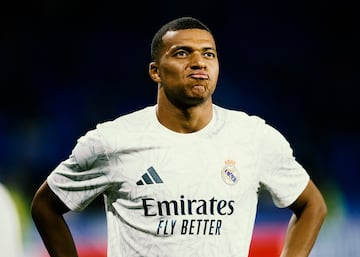 Gesto de la estrella del Real Madrid, Kylian Mbappé, durante el calentamiento previo al inicio del encuentro.