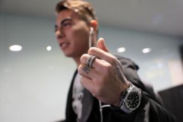 Eduardo Vargas en su llegada al aeropuerto de Schwechat.