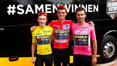 Los ciclistas del equipo Jumbo-Visma, Jonas Vingegaard , Sepp Kuss y Primoz Roglic con los maillots de campeón de Tour, La Vuelta y Giro.