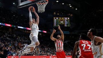 Mario Hezonja, alero del Real Madrid, se lanza a machacar el aro del Olympiacos.