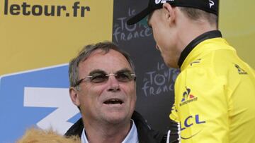 Bernard Hinault y Chris Froome hablan en el podio tras la 20&ordf; etapa del Tour de Francia 2016.