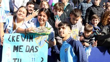 Kevin, con un grupo de aficionados.