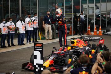 Verstappen hizo de Hamilton mientras el campe車n, convaleciente, apareci車 a迆n aquejado por las secuelas de la enfermedad. El Red Bull domin車 en Yas Marina por delante de los Mercedes de Bottas y Lewis. No pas車 nada, apenas hubo adelantamientos. La gesta de Max lleg車 el s芍bado, cuando logr車 la primera pole que no fue de Mercedes en 2020 (a excepci車n de Stroll en Turqu赤a, pero aquella en mojado). Fin de fiesta para la F1 en un Mundial at赤pico. Qui谷n hubiera dicho cuando se cancel車 el GP de Australia que el Gran Circo se desplegar赤a 17 veces por todo el mundo, incluso en circuitos que nunca la hab赤an acogido hasta entonces. Un triunfo de la FIA y Liberty que deber芍n reeditar en 2021.