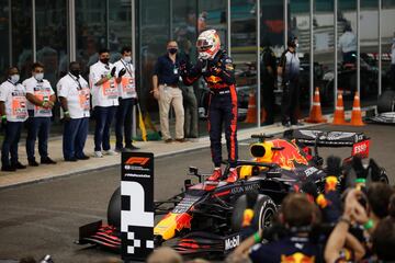 Verstappen hizo de Hamilton mientras el campeón, convaleciente, apareció aún aquejado por las secuelas de la enfermedad. El Red Bull dominó en Yas Marina por delante de los Mercedes de Bottas y Lewis. No pasó nada, apenas hubo adelantamientos. La gesta de Max llegó el sábado, cuando logró la primera pole que no fue de Mercedes en 2020 (a excepción de Stroll en Turquía, pero aquella en mojado). Fin de fiesta para la F1 en un Mundial atípico. Quién hubiera dicho cuando se canceló el GP de Australia que el Gran Circo se desplegaría 17 veces por todo el mundo, incluso en circuitos que nunca la habían acogido hasta entonces. Un triunfo de la FIA y Liberty que deberán reeditar en 2021. 