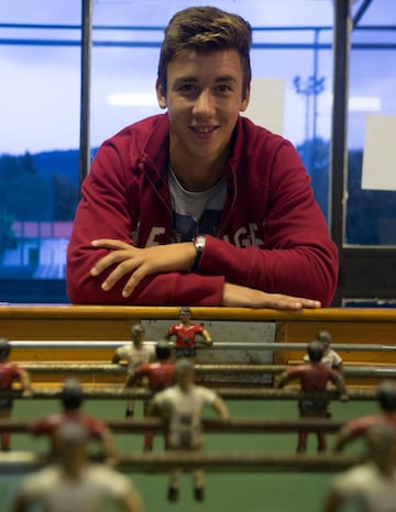 Saúl García posando en un futbolín en Vioño.