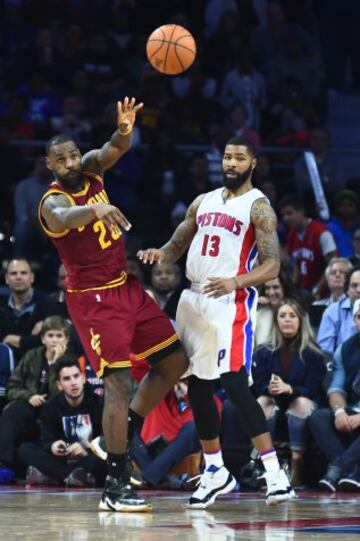 LeBron James y Marcus Morris.