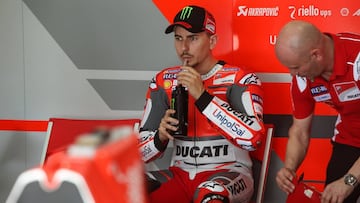 Jorge Lorenzo en el box de Ducati.