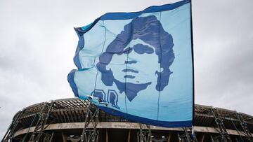 Bandera con la esfigie de Maradona en Nápoles.