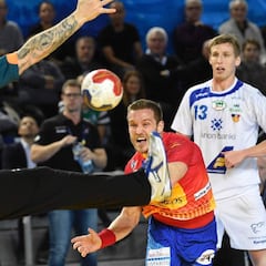 España se despejó en el
descanso y tumbó a Islandia