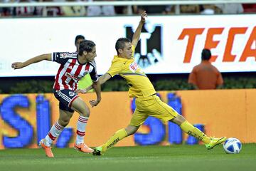 Jugó en las categorías Sub-15, Sub-17 y Sub-20 de Chivas, hasta que llamó la atención del técnico Benjamín Galindo, quien lo debuta con el primer equipo en 2005. Sin embargo, pese a algunas buenas actuaciones, salió del Rebaño para comenzar un largo peregrinar por equipos como Querétaro, Atlante, Tecos, Monterrey, Tigres, Herediano, Celaya, Real Burgos y Potros UAEM.