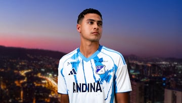 La camiseta rinde tributo a las nubes azules de los extintores en las salidas del equipo a la cancha, llevando en su color y textura la pasión y la energía de la hinchada.