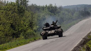 A Ukrainian tank drives along a road, amid Russia&#039;s invasion of Ukraine, near Bakhmut, in the Donetsk region, Ukraine, May 23, 2022. REUTERS/Carlos Barria