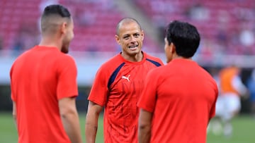 Javier Hernández durante un entrenamiento con sus compañeros de Chivas.