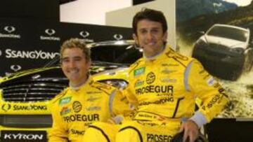 <b>SONRISA. </b>Esteve, feliz, con su copiloto y mecánico Eric Auge.