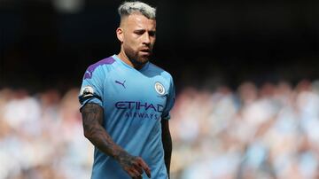 Nicolás Otamendi buscaría su salida del Manchester City, club al que precisamente llegó bajó la dirección de Pellegrini el 2015. ¿Se reencontrarán? 