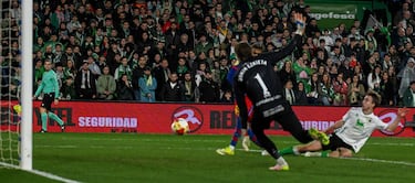 0-2. Contragolpe azulgrana. Lamine Yamal conduce para un tres contra uno, no centra del todo bien a Raphinha que controla el balón y asiste al 10 azulgrana para marcar a puerta vacía.