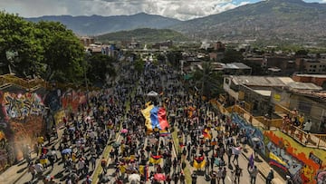 Demonstrators take part in a new protest against the government of Colombian President Ivan Duque, in Medellin on May 19, 2021. - The protest movement in Colombia took to the streets again on Wednesday before sitting down to negotiate with the government an eventual solution to the crisis that erupted on April 28, and fuelled by police abuses partially recognised by President Ivan Duque. (Photo by JOAQUIN SARMIENTO / AFP)