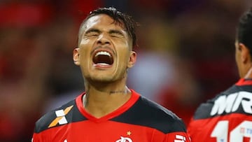 Paolo Guerrero se lamenta durante un partido con Flamengo.