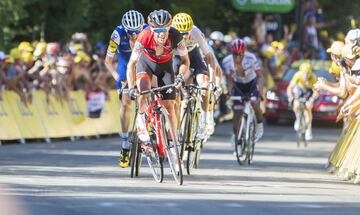 Richie Porte, Dan Martin y Chris Froome en los metros finales de la quinta etapa.