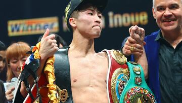 Inoue sostiene sus cinturones tras derrotar a Murodjon Akhmadaliev.