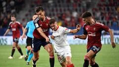 Sevilla's Spanish forward Ivan Romero (C) fights for the ball with Osasuna's Spanish midfielder Lucas Torro (L) during the Spanish league football match between CA Osasuna and Sevilla FC at El Sadar stadium in Pamplona on August 12, 2022. (Photo by ANDER GILLENEA / AFP)