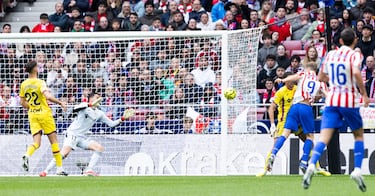Ocasión de cabeza del jugador del Atlético de Madrid, Sorloth, que se estrelló contra el palo. 
 



