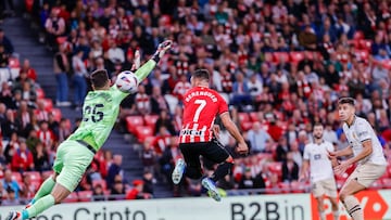 El delantero del Athletic Club Alex Berenguer marca un gol.