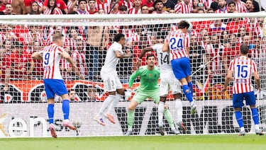 Le Normand marca de cabeza el 1-0 para el Atlético de Madrid. 