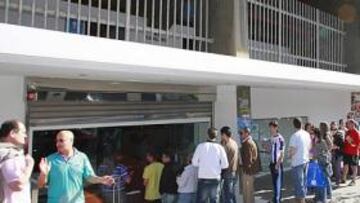 <b>LARGAS COLAS. </b>La afición se ha volcado en masa para llenar Riazor y los empleados del club no pararon ayer de vender entradas ni un solo instante durante todo el día.