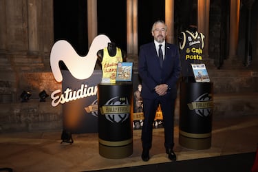 Ignacio Triana, presidente de Movistar Estudiantes, posa ante un altar creado en homenaje al gremio estudiantil.