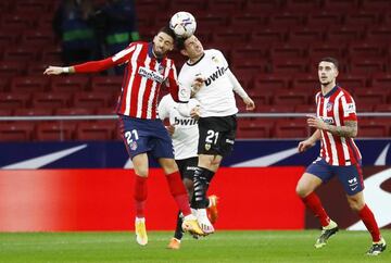 Carrasco pelea un balón aéreo con Manu Vallejo.