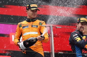 Lando Norris ba?a en champ¨¢n a sus mec¨¢nicos que se encontraban fuera del podio.
