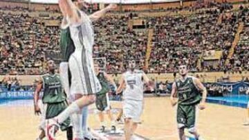 <b>CONTUNDENTE. </b>Gran actuación de Felipe Reyes, con mates espectaculares como el de la foto, superando la vigilancia de Femerling.