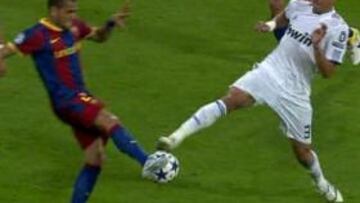 <b>NO LE TOCA. </b>Pepe no contacta con Alves, que simula al caer.
