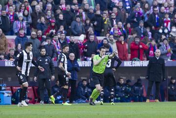 Prieto Iglesias anuló un gol a Koke por una falta cometida por Rodrigo en el centro del campo antes de que el centrocampista del Atlético de Madrid metiera el balón en la red. 

