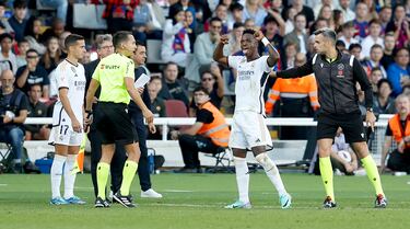 El jugador del Real Madrid, Vinicius, se retira durante el cambio haciendo gestos a la afición blanca en las gradas del Olímpico de Montjuïc.

