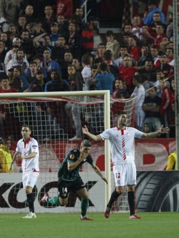 0-2. Salva Sevilla festeja el segundo gol.