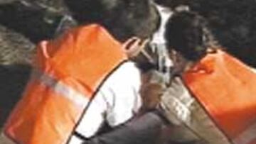 Atendiendo al piloto herido.