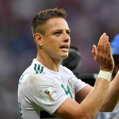 Ex goleadores de la Premier League alaban a Chicharito