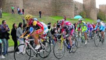 <b>UN CL?SICO. </b>Alejandro Valverde encabeza el pelot車n en la subida por el empedrado paralelo a la muralla de ?vila. Todo un cl芍sico.