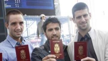 <b>ÍDOLO. </b>Djokovic y sus colegas de Davis, con pasaporte diplomático.