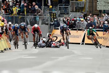 Caleb Ewan y Peter Sagan se van al suelo unos metros antes de la llegada a meta. Ewan, con la clavícula rota, no estará en la salida de mañana.