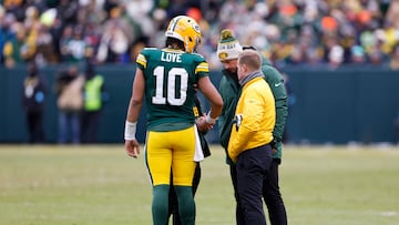 GREEN BAY, WISCONSIN - JANUARY 05: Jordan Love #10 of the Green Bay Packers is inspected by medical staff in the second quarter against the Chicago Bears at Lambeau Field on January 05, 2025 in Green Bay, Wisconsin. John Fisher/Getty Images/AFP (Photo by John Fisher / GETTY IMAGES NORTH AMERICA / Getty Images via AFP)