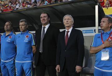 El argentino junto a su cuerpo técnico en el amistoso contra España en junio de 2017