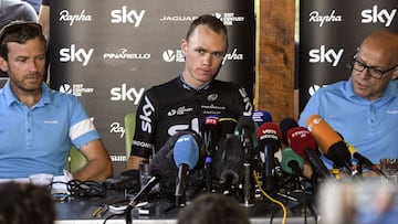 Tim Kerrison, junto a Chris Froome y Dave Brailsford, en una rueda de prensa durante el Tour de Francia 2015.