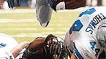 <B>IMPARABLE</B>. Por tierra... y por aire, Emmitt Smith es imparable.