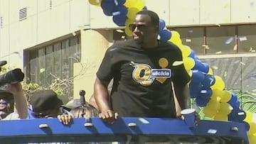 Draymond Green, durante el desfile por el campeonato, con la camiseta con Quickie.