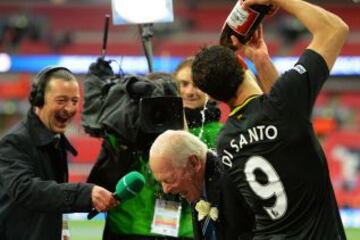 El presidente Dave Whelan celebro el triunfo con los jugadores en el terreno de juego.